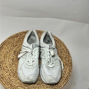 New balance tennis shoes
